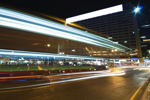 Ônibus acelerando pela rua noturna . — Fotografia de Stock