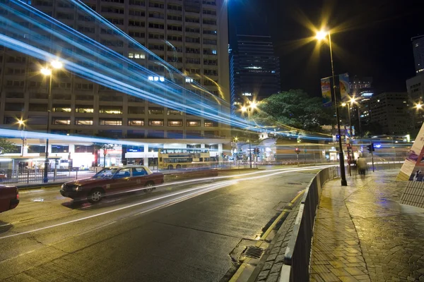 Buss fortkörning genom natten gatan. — 图库照片
