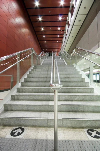 Dlouhé schodiště na vlakovém nádraží v hong Kongu — Stock fotografie