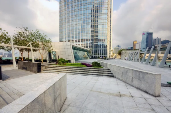 Park in einem modernen Gebäude in der Stadt — Stockfoto