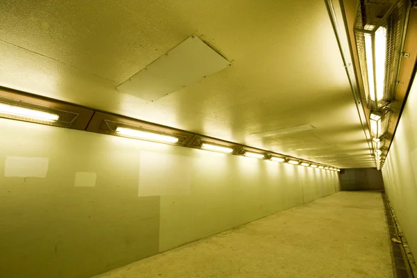 Túnel largo con lámparas —  Fotos de Stock