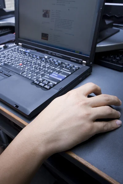 Κοντινό πλάνο του ανθρώπου τα χέρια χρησιμοποιώντας το πληκτρολόγιο και το ποντίκι — Φωτογραφία Αρχείου