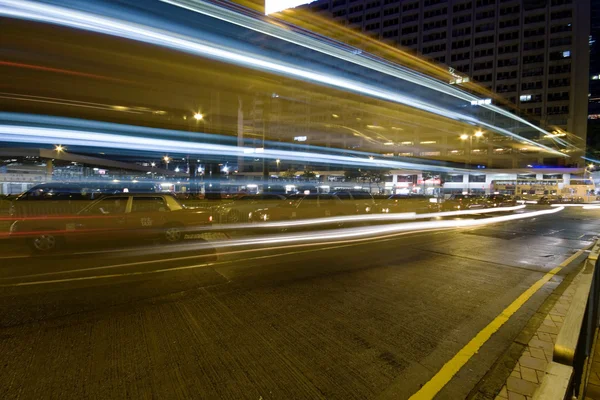 Gyorshajtás keresztül utcai éjszakai busz. hong kong, Kína. — Stock Fotó