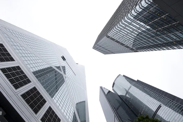 Vista prospectiva a los nuevos rascacielos de edificios modernos del centro de negocios —  Fotos de Stock