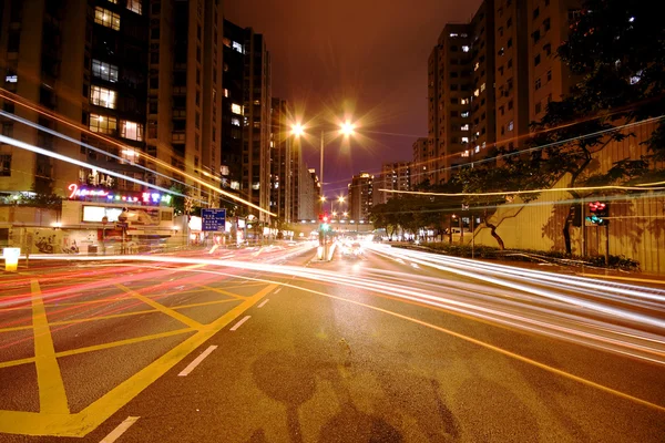 çevre yolu trafiği, gece ile modern kentsel şehir