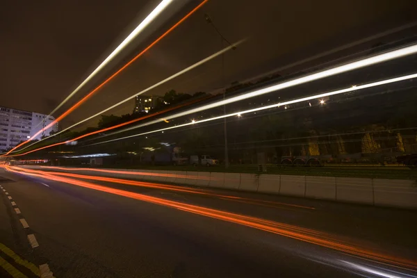 Traffico in movimento di notte — Foto Stock