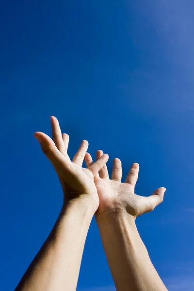 Hand am Himmel, auf der Suche nach Hilfe — Stockfoto