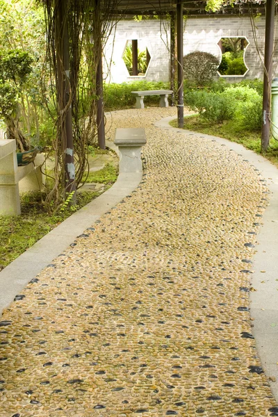 Stone walkway winding in garden — Stock Photo, Image