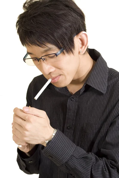 Genç Asyalı adam Sigara — Stok fotoğraf