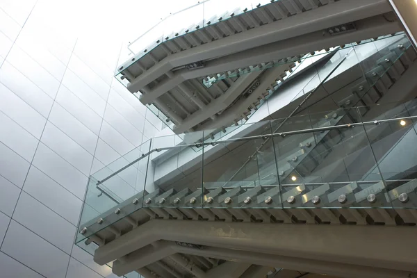 Treppe in modernem Gebäude am Tag — Stockfoto