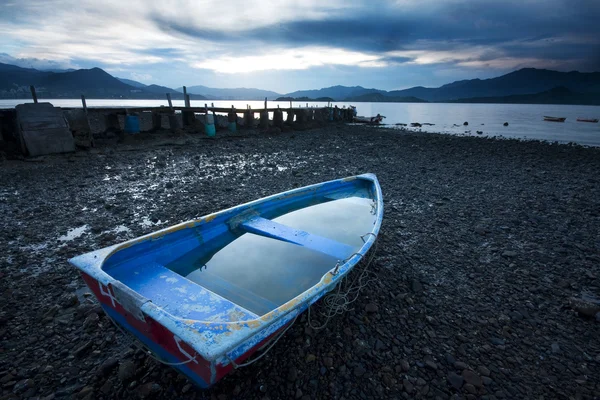 Velho barco de peixe na praia . — Fotografia de Stock