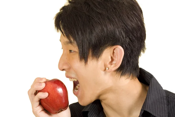 亚洲年轻男子吃苹果 — 图库照片