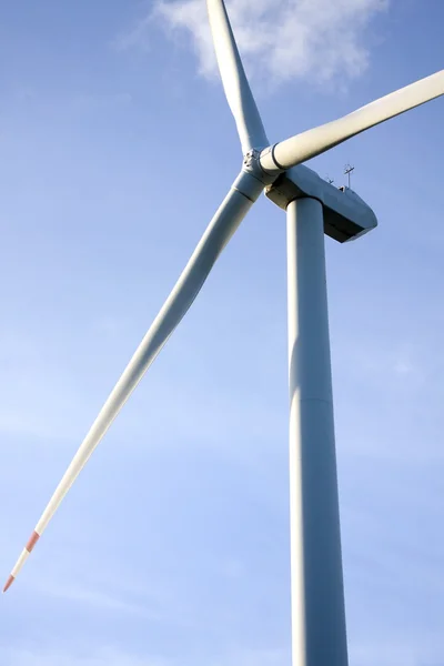 Turbina eolica che genera elettricità sul cielo blu — Foto Stock