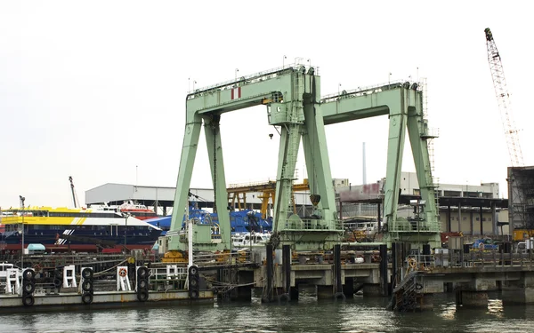 Containerschiff im Hafen festgemacht, keine Warenzeichen sichtbar — Stockfoto