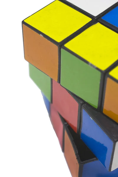 Beyaz arka plan üzerinde Rubik küpü — Stok fotoğraf