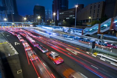 Hareket halindeki trafik ışıkları bulanık