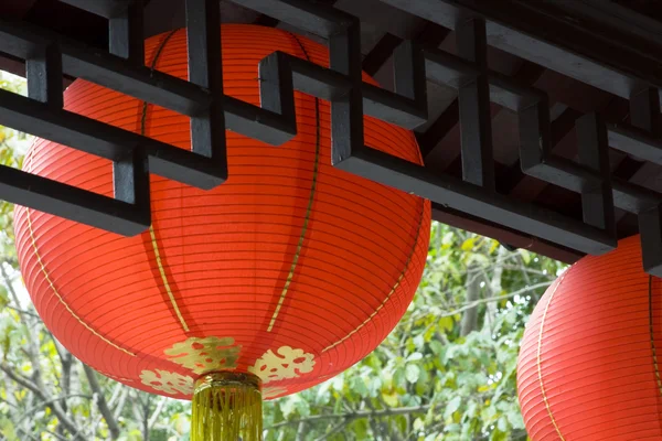 Linie chinesische rote Laterne im Tempel — Stockfoto