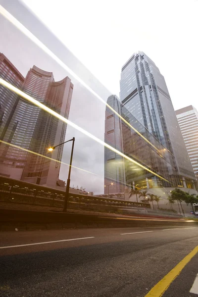 Trafik genom downtown i hongkong — Stockfoto