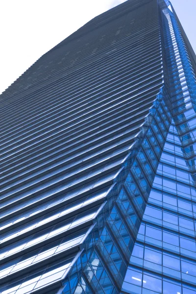 Nuevo edificio moderno rascacielos de centro de negocios — Foto de Stock