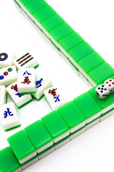 Mahjong telhas alinhadas e dois dados — Fotografia de Stock