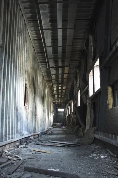Выброшенное здание, коридор — стоковое фото