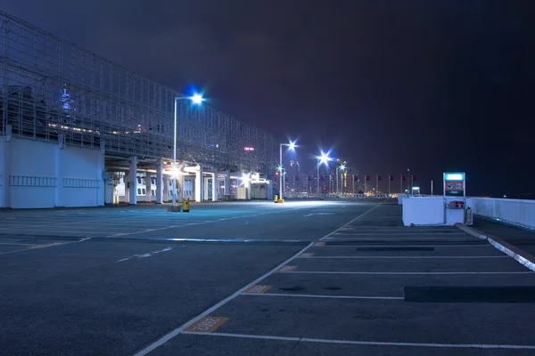 Parque de estacionamento à noite — Fotografia de Stock