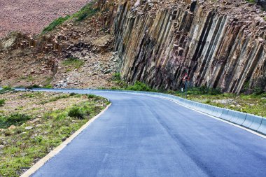 dağlarda dolambaçlı yol