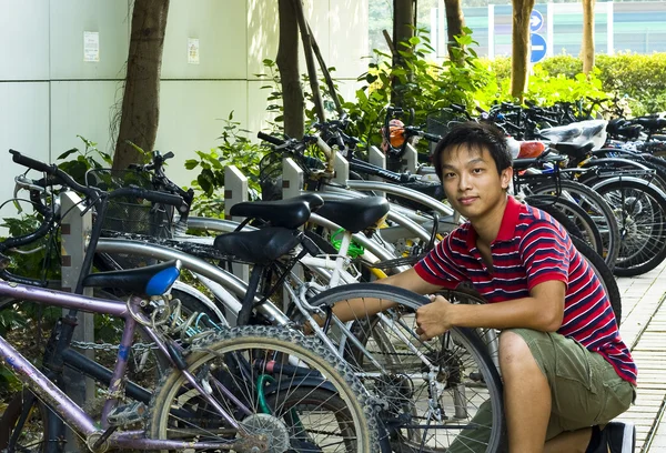 Azji chłopiec naprawić swój rower — Zdjęcie stockowe