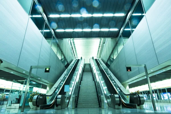 Rolltreppe und Treppe — Stockfoto