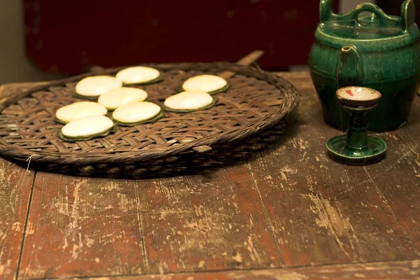 Китайский старый стол и чайник — стоковое фото