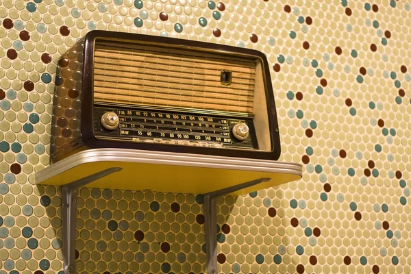 Vintage radio op gele achtergrond — Stockfoto