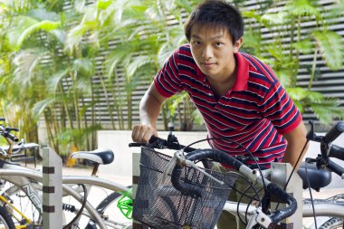 Asya adam atın bike Bisiklet park