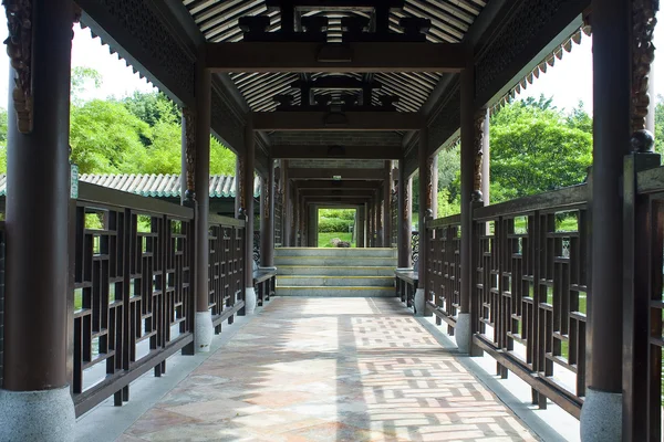 สถาปัตยกรรมจีนแบบดั้งเดิม ทางเดินยาวในสวนกลางแจ้ง — ภาพถ่ายสต็อก