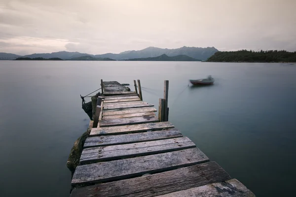 Джетти на озере — стоковое фото