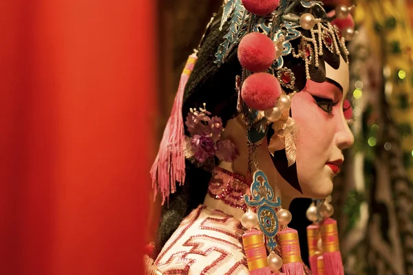 Maniquí de ópera chino y tela roja como espacio de texto — Foto de Stock
