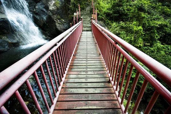 Ponte levadiça de madeira em hong kong no verão — Fotografia de Stock
