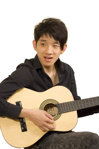 Ásia menino toca sua guitarra — Fotografia de Stock