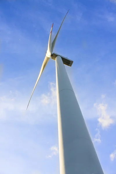 Wind turbine generating electricity on blue sky — Stock Photo, Image