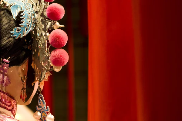 Čínská opera figuríny a červenou látkou jako prostor pro text — Stock fotografie