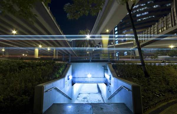 Trafik natt i staden och tunnelbana — Stockfoto