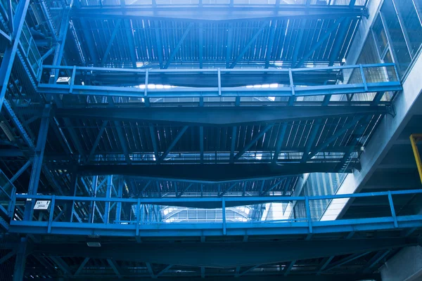 Bâtiment industriel avec tons bleus — Photo