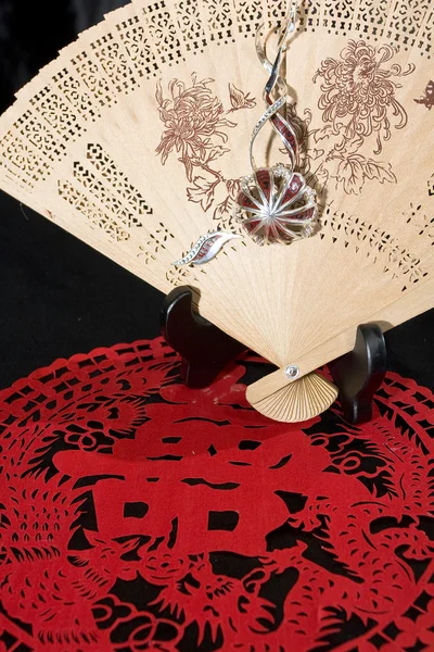 Šperky závěs na bambusové ventilátor a řezaný papír — Stock fotografie
