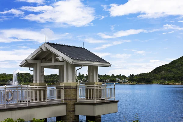 Hermoso lago de primavera y belvedere de madera en el parque . — Foto de Stock