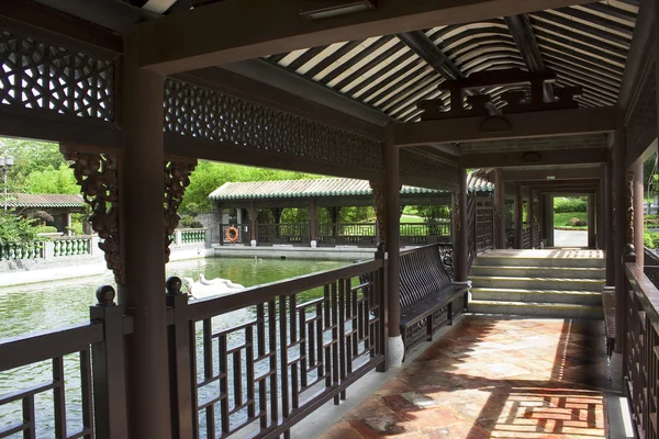 Arquitetura tradicional chinesa, longo corredor no parque ao ar livre — Fotografia de Stock