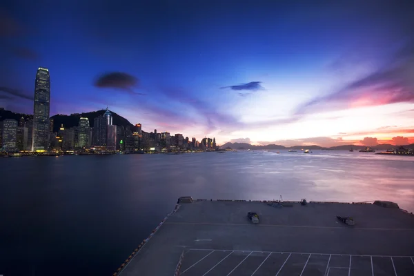 Hong kong skyline in de zonsondergang — Stockfoto