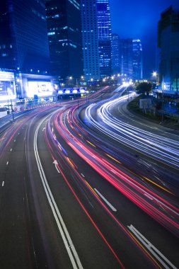 şehirde gece hong Kong'da trafik.