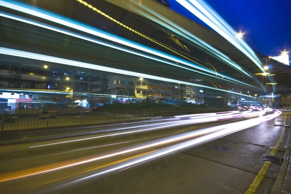 Città urbana moderna con traffico in autostrada di notte — Foto Stock