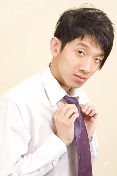 Genç Asyalı adam giyen takım elbise — Stok fotoğraf