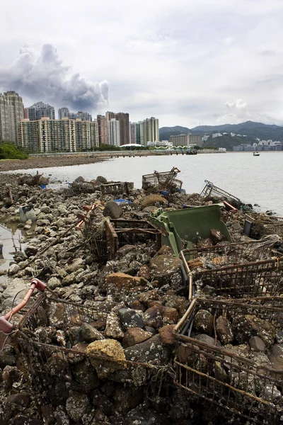 Odpadky na pobřeží oceánu. — Stock fotografie