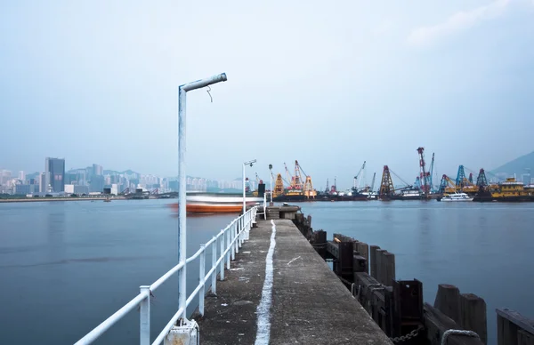 オランダ語都市の近くの霧の海に捨てられた桟橋. — ストック写真